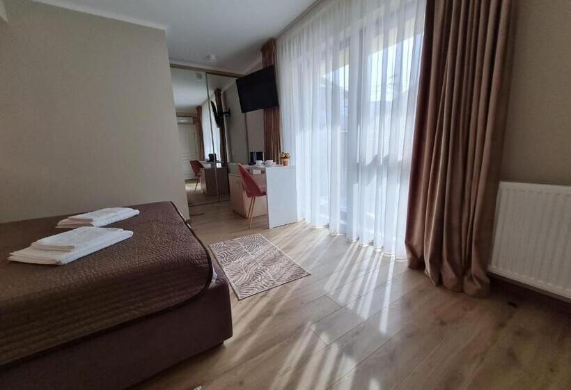 اتاق لوکس با بالکن, Vila Mrv