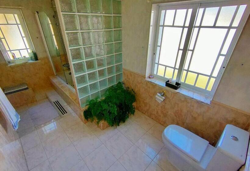 ویلای یک اتاق خوابه با استخر شنا, Villa Shardana B&b