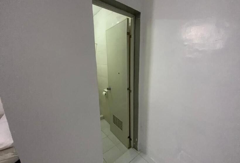 استودیوی استاندارد, Chillax Inn