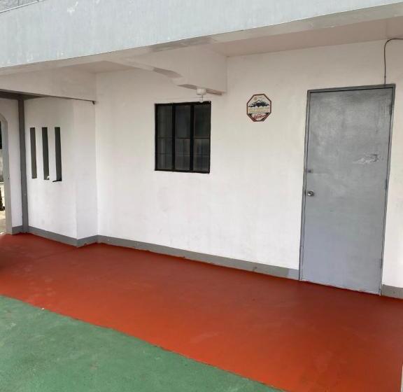 استودیوی استاندارد, Chillax Inn