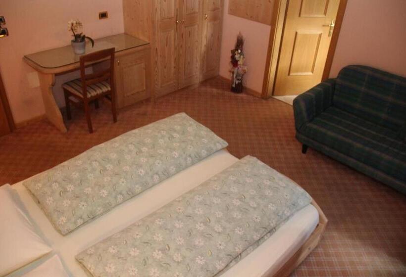 اتاق استاندارد سه نفره, Albergo Caravasc