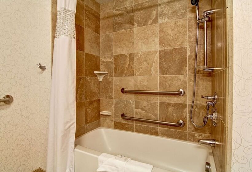 Номер Стандарт, Hampton Inn & Suites By Hilton Red Deer