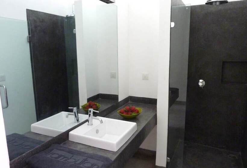 اتاق لوکس با چشم‌انداز استخر, Rambutan Resort – Phnom Penh