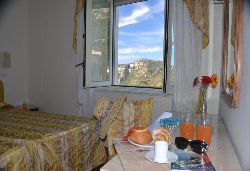 Quarto Triplo Estandar, Royal Hills