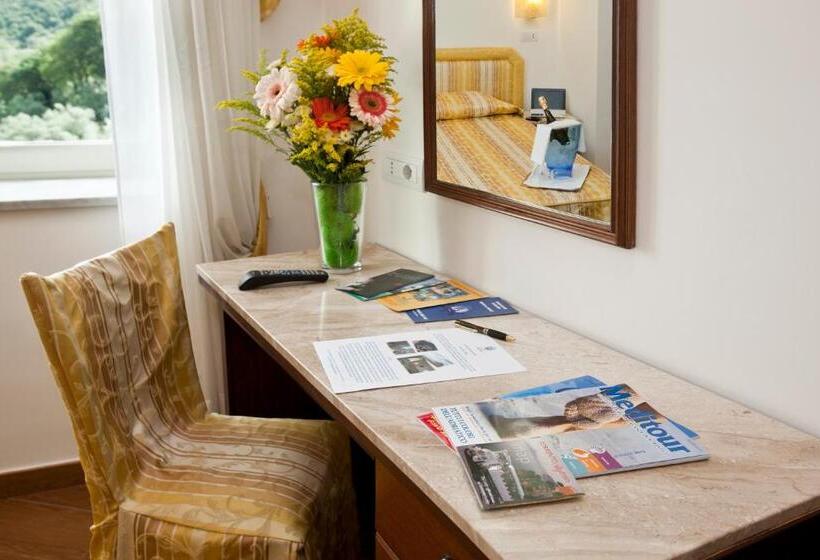 Quarto Estandar, Royal Hills