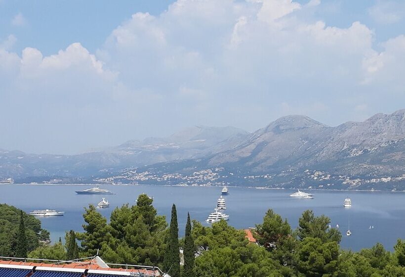 اتاق لوکس با چشم‌انداز دریا, Castelletto