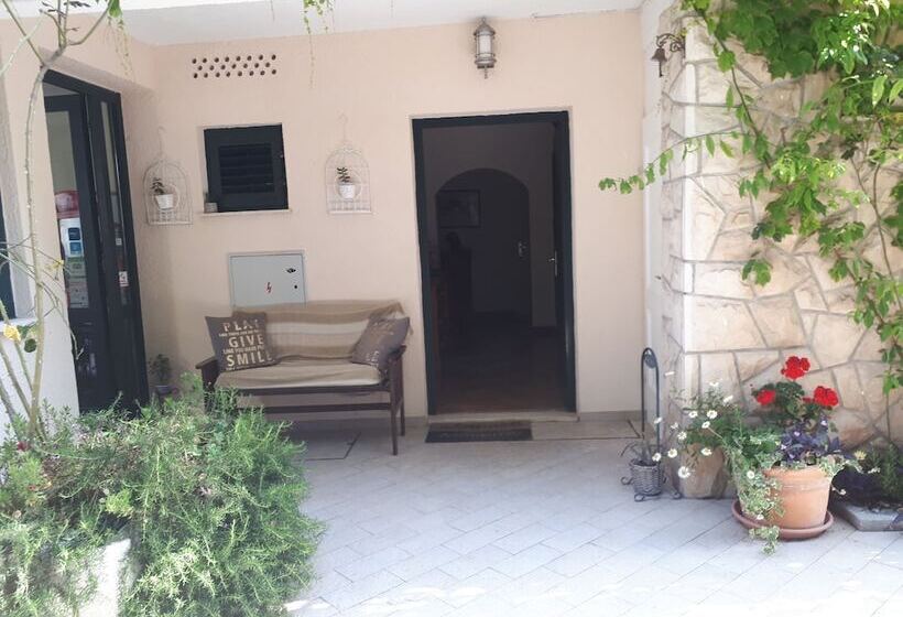 اتاق لوکس با چشم‌انداز دریا, Castelletto