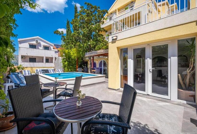 اتاق لوکس با چشم‌انداز دریا, Castelletto