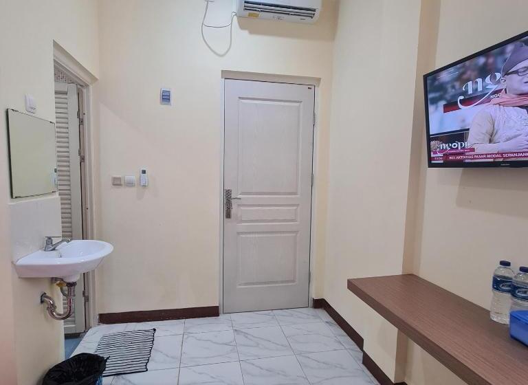 スタンダードルーム, Reddoorz Near Tugu Muda Semarang
