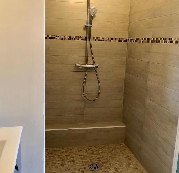 اتاق استاندارد با چشم‌انداز استخر, Le Clos Des Vergers