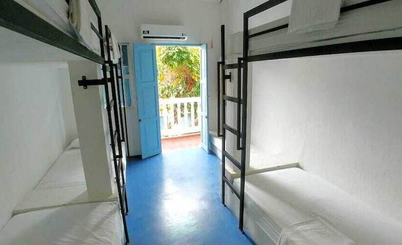 Кровать в Общей Комнате, Media Luna Hostel