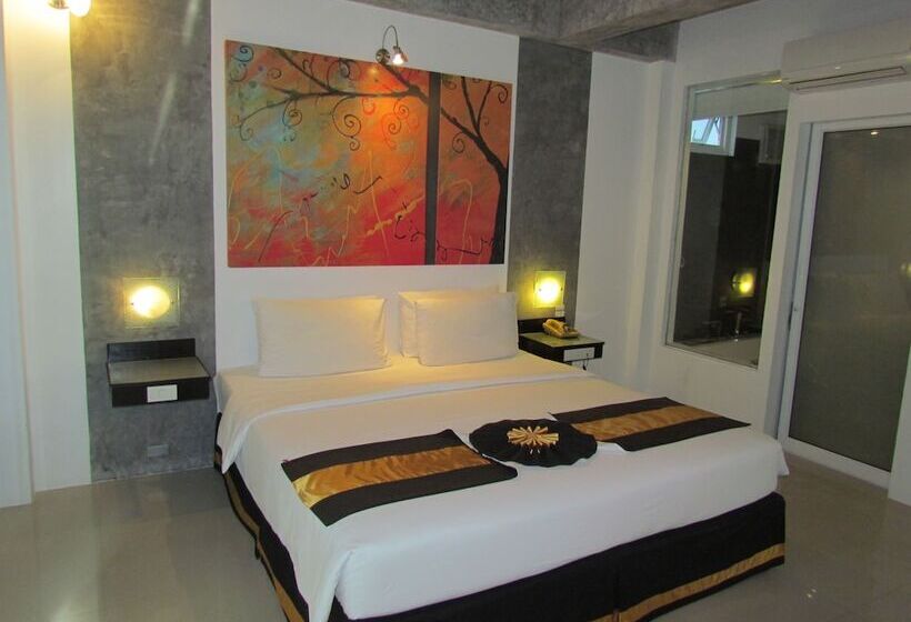 클럽 스튜디오, The Front Hotel And Apartments