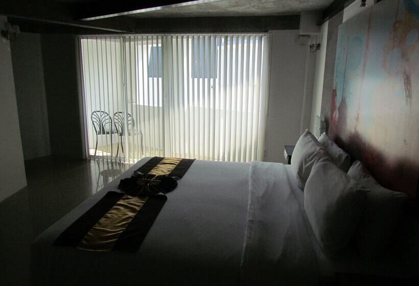 클럽 스튜디오, The Front Hotel And Apartments