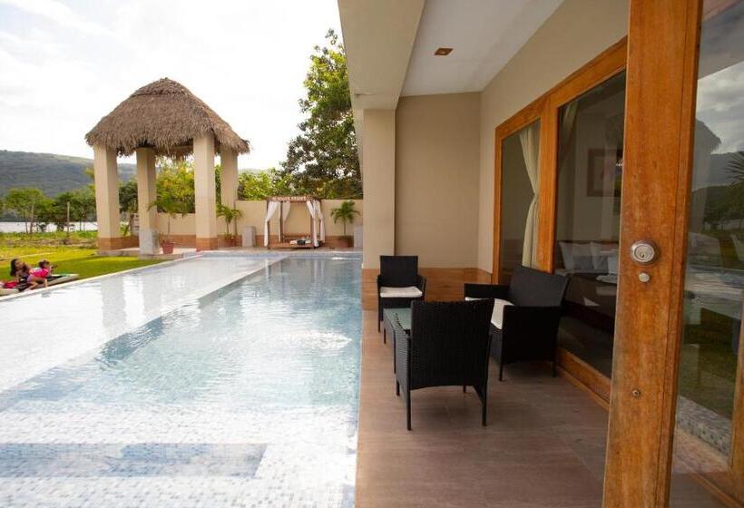 Suite with lake view, El Sauce Resort   Hotel Asociado Casa Andina