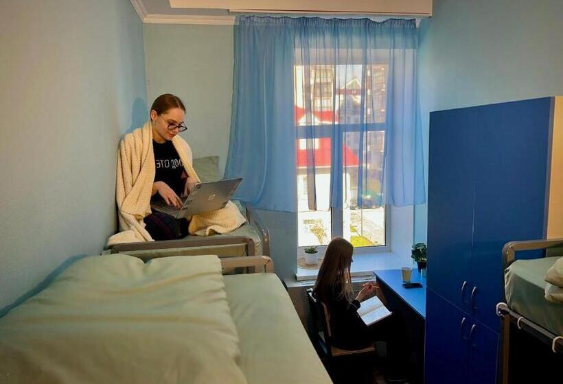 تختخواب در اتاق مشترک, Hostel On Universytet