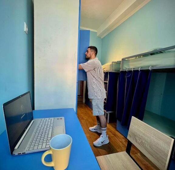 تختخواب در اتاق مشترک, Hostel On Universytet