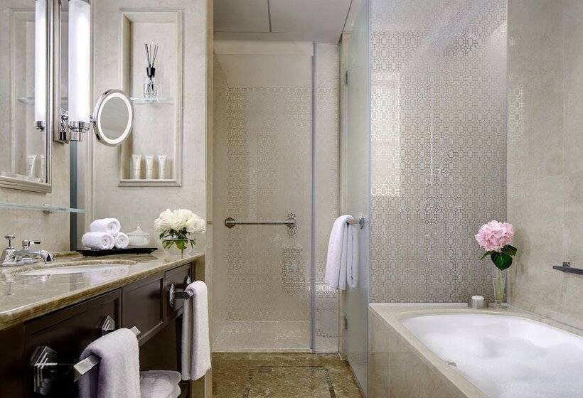 Номер Deluxe, The Langham  Shenzhen