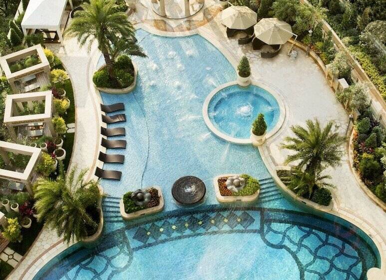 Номер Deluxe, The Langham  Shenzhen