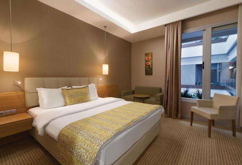 اتاق استاندارد با تخت دو نفره بزرگ, Ramada By Wyndham Podgorica