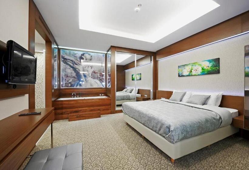 سوئیت با تخت بزرگ, Ramada By Wyndham Podgorica