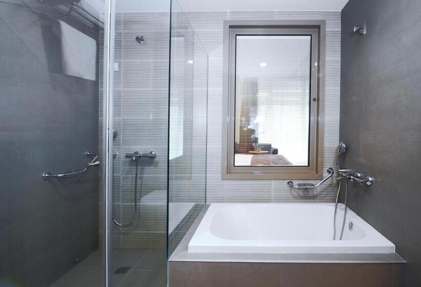 اتاق اجرایی با تخت بزرگ, Ramada By Wyndham Podgorica