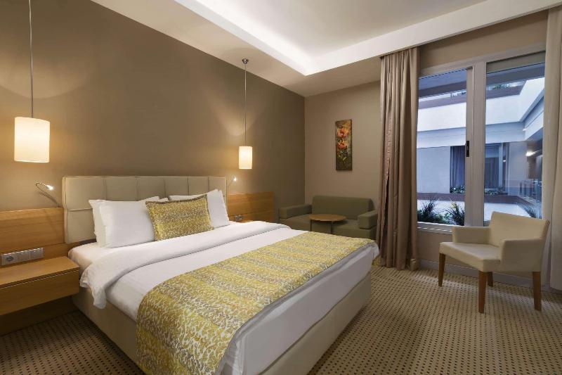اتاق استاندارد با تخت دو نفره بزرگ, Ramada By Wyndham Podgorica