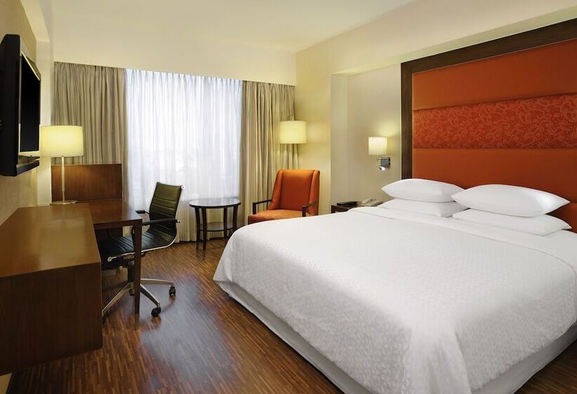 Номер Superior, Four Points By Sheraton Ahmedabad