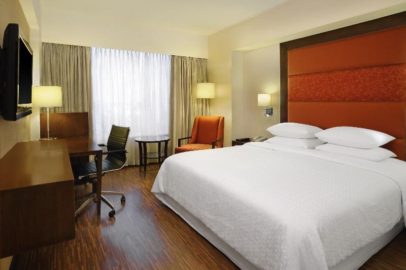 Номер Deluxe Кровать Кинг, Four Points By Sheraton Ahmedabad