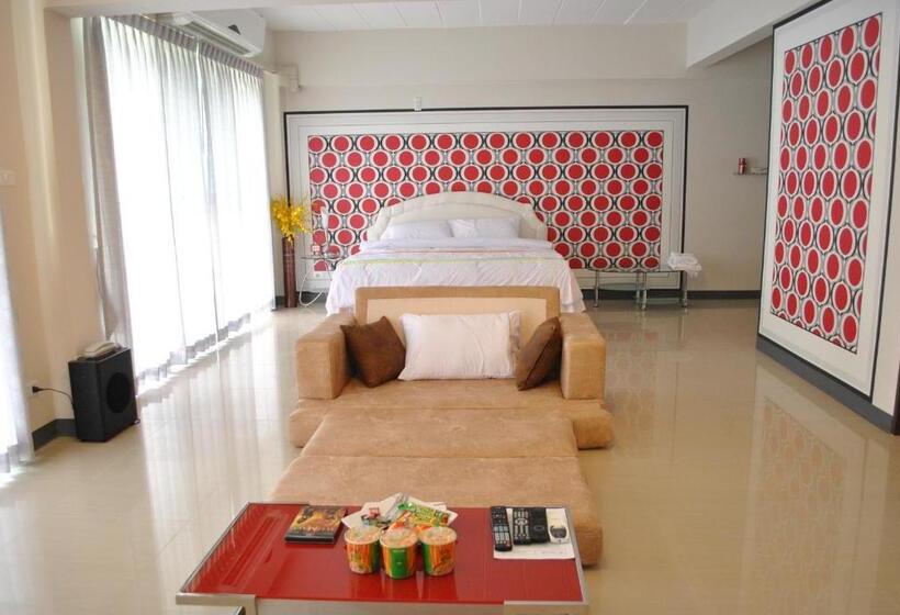 Люкс, O.u.m. Hotel   โรงแรมโอยูเอ็ม