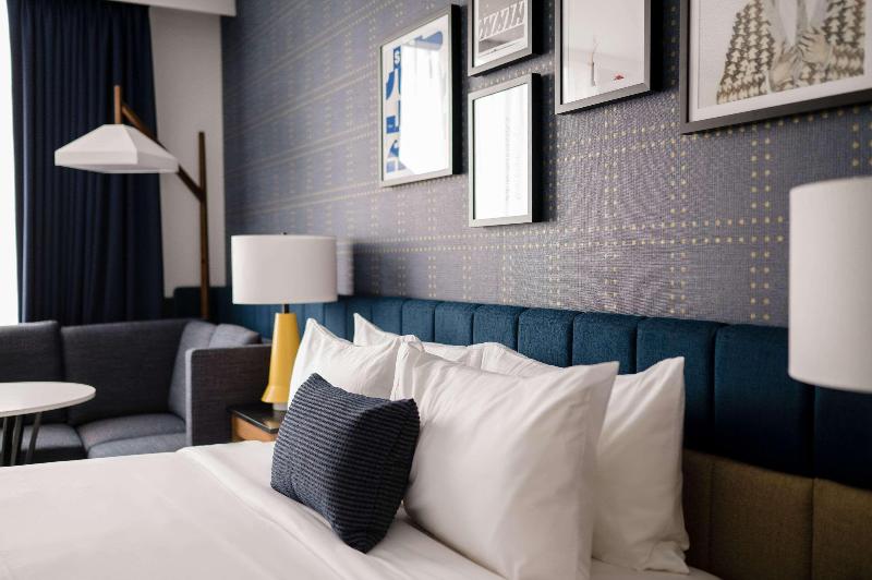 キングサイズベッドのスイートルーム, Cambria Hotel Boston Somerville