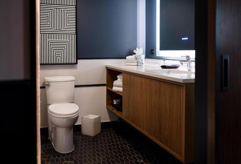 מיטת קינג בסוויטה, Cambria Hotel Boston Somerville