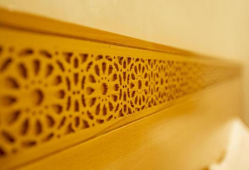 اتاق استاندارد سه نفره, De Paris