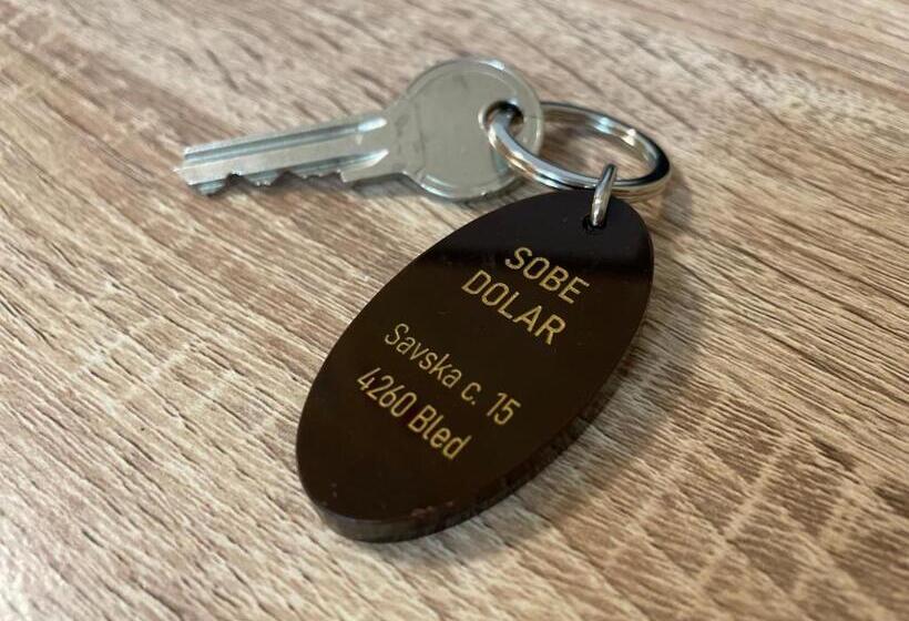 اتاق استاندارد سه تخته با سرویس بهداشتی مشترک, Dolar Rooms