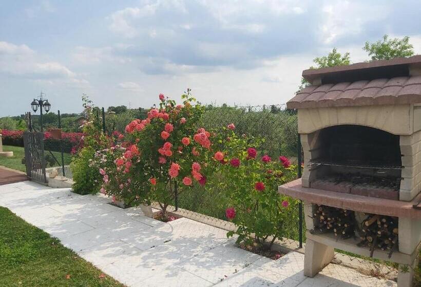 غرفة قياسية مطلّة علي حمام السباحة, Villa Poggio Bardolino