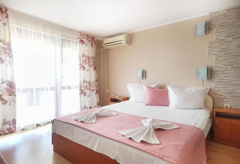 标准三人间, Villa Mirage