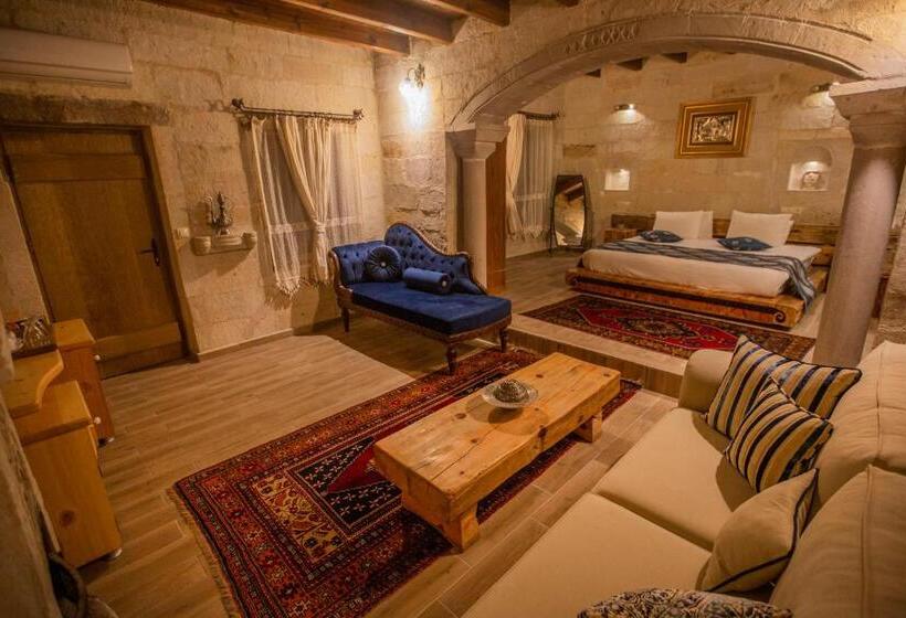 سوئیت با تخت بزرگ, Divan Cave House