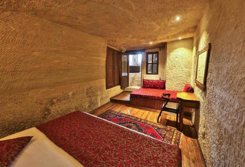 سوئیت با تخت بزرگ, Divan Cave House
