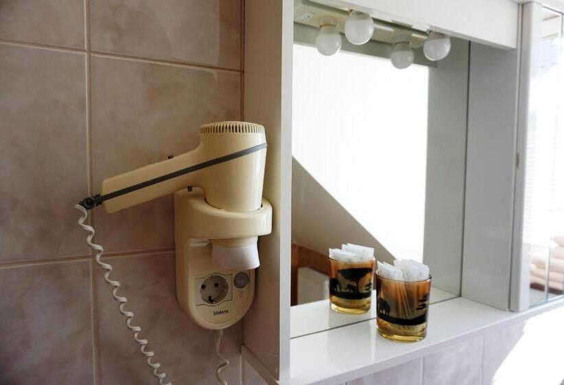 Economy Triple Room, Rooms & Apartments Pr Matjon