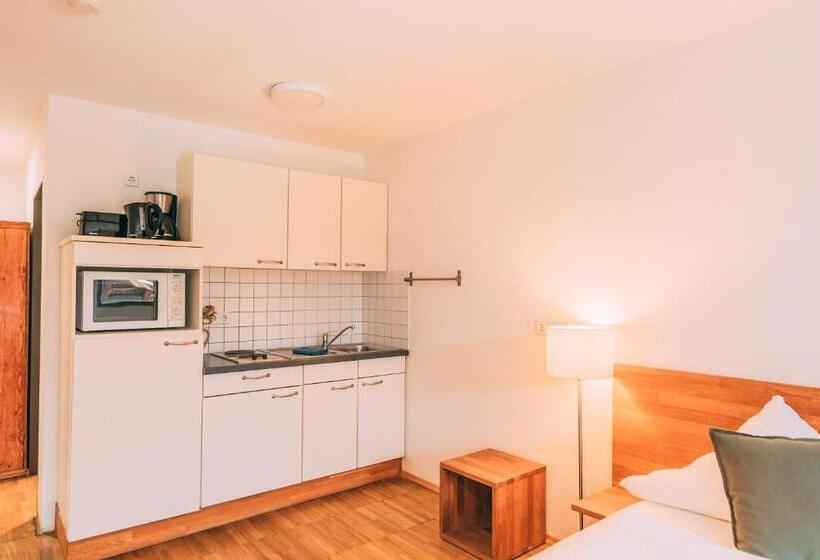 이코노미 스튜디오, Gut Hügle Jugendzimmer