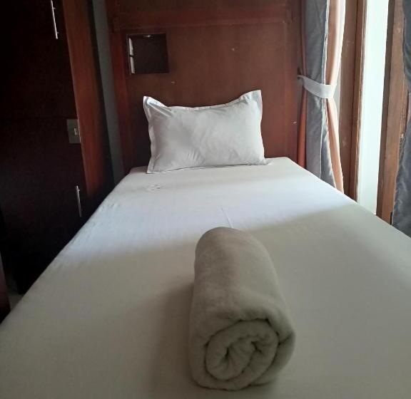 تختخواب در اتاق مشترک, Andorra Tourist Resort Anuradhapura