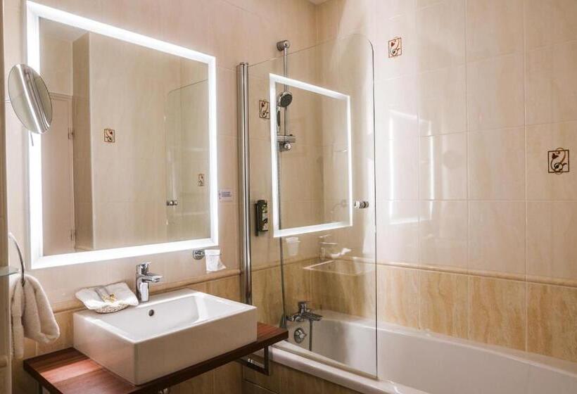 수피리어 트리플 룸, Logis Hotel Le Petit Casset