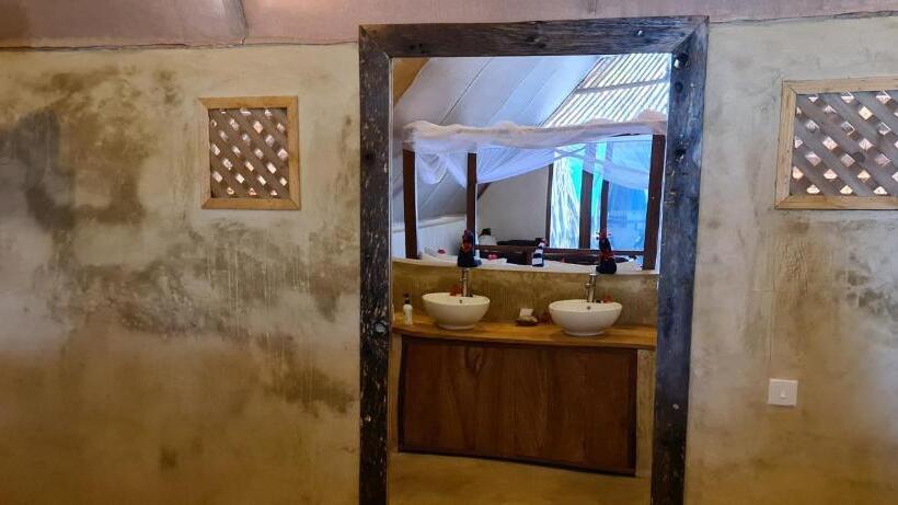 디럭스 방갈로, The Zanzibari