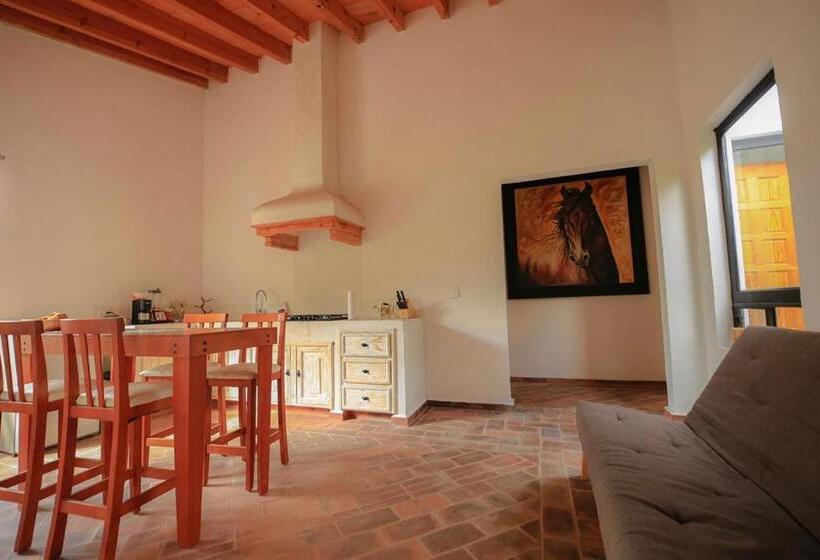 Quarto Estandar Cama King, Lavanda Aldea Holística