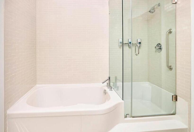 带双人大床的行政管理套房, Four Points By Sheraton Edmonton Gateway