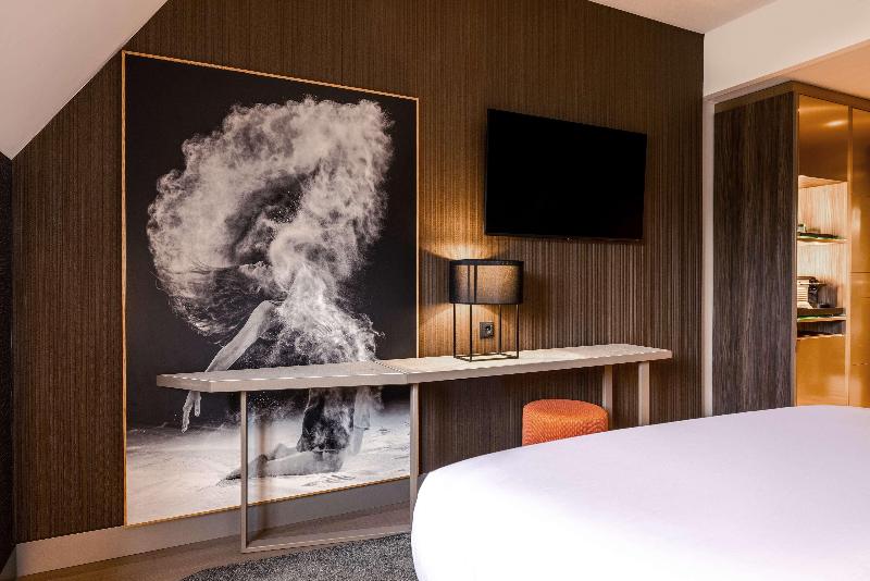 带大床的标准间, Four Points By Sheraton Edmonton Gateway