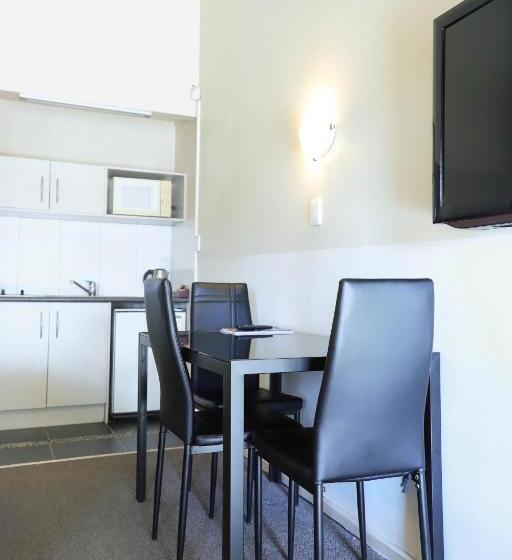 Quarto Familiar, Airport Manor Inn
