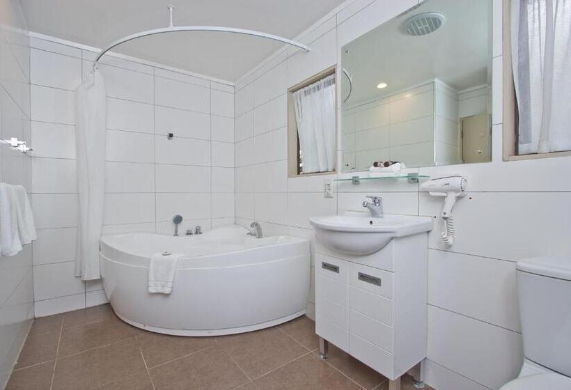 Family Suite, Airport Manor Inn