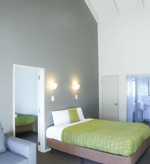 Семейный Номер, Airport Manor Inn