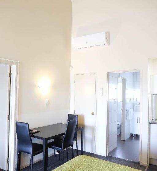 Quarto Familiar, Airport Manor Inn