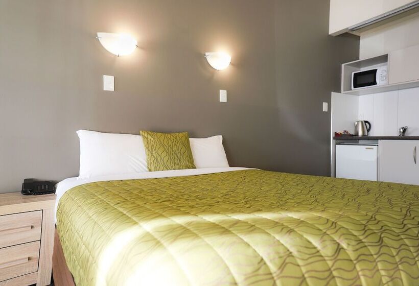 Номер Стандарт, Airport Manor Inn